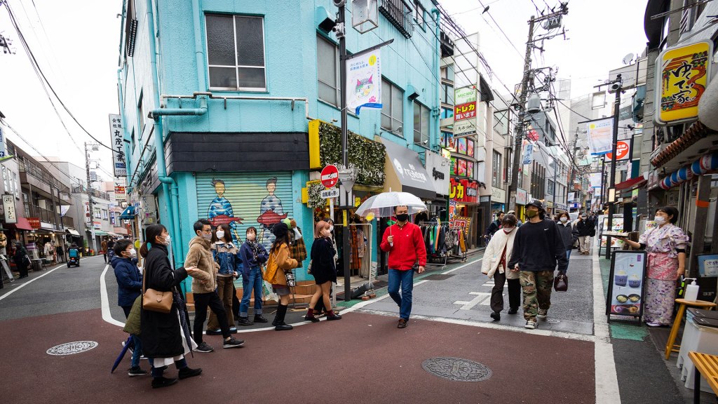 Tokyo har smale, fine og moderne gågater - men strømledningene viser at selv en "teknologisk høyborg" har noe å lære og videreutvikle.