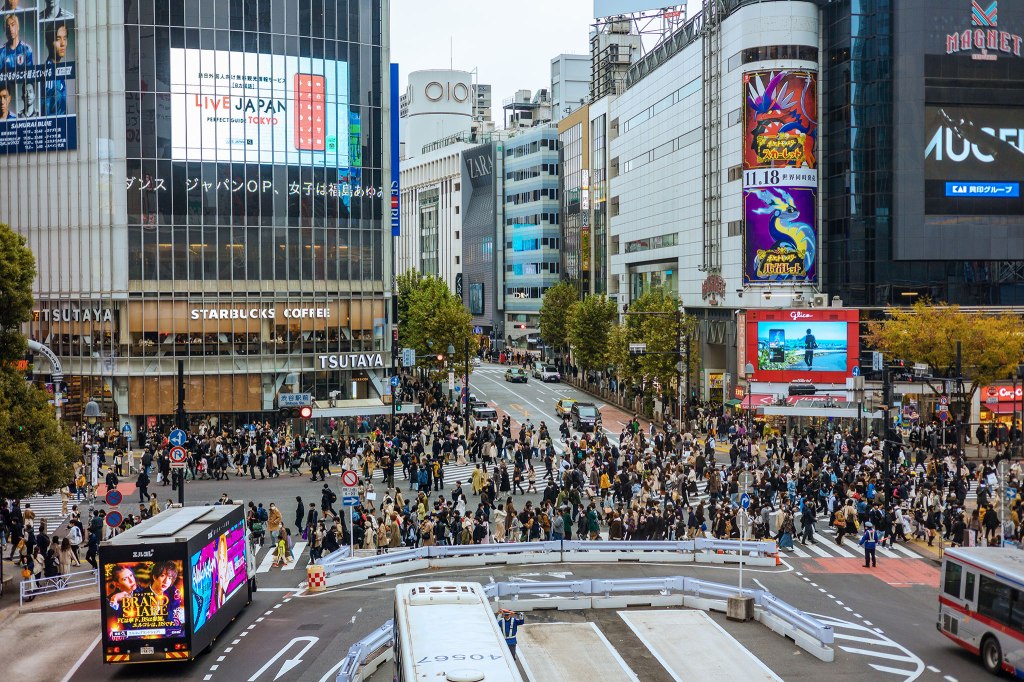 LIVE JAPAN - med mye folk og travle kryss - utsikten til ett av dem er fin fra Starbucks og stasjonen like ved, der dette bildet ble tatt.